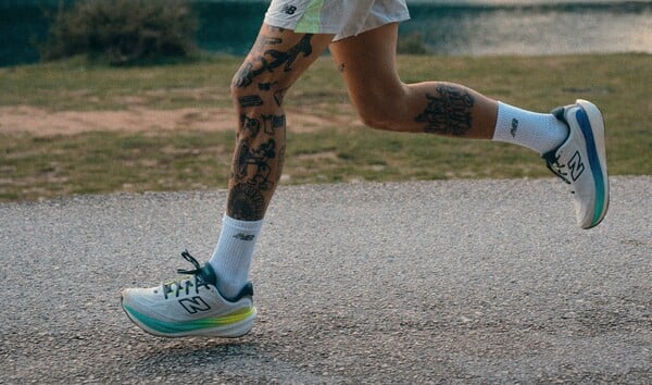 Γιατί το νέο 1080 της New Balance είναι αυτό που ψάχνεις σε ένα everyday running shoe