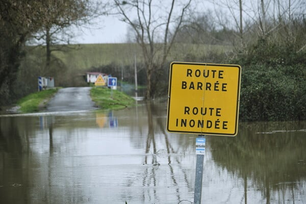 ΓΑΛΛΙΑ ΒΡΟΧΟΠΤΩΣΕΙΣ ΠΛΗΜΜΥΡΕΣ ΣΥΝΑΓΕΡΜΟΣ