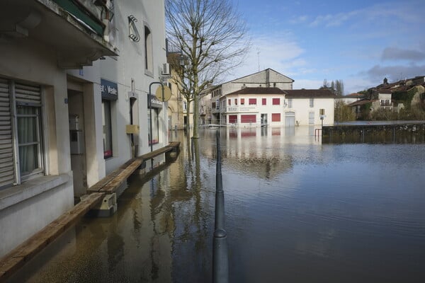 ΓΑΛΛΙΑ ΒΡΟΧΟΠΤΩΣΕΙΣ ΠΛΗΜΜΥΡΕΣ ΣΥΝΑΓΕΡΜΟΣ