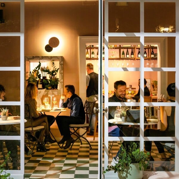 ΕΠΕΞ Βόλτα στα 10 καλύτερα wine bars της Αθήνας