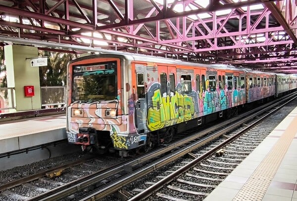 Ακινητοποιήθηκε συρμός του Ηλεκτρικού λόγω διακοπής ρεύματος: Βίντεο από βαγόνι