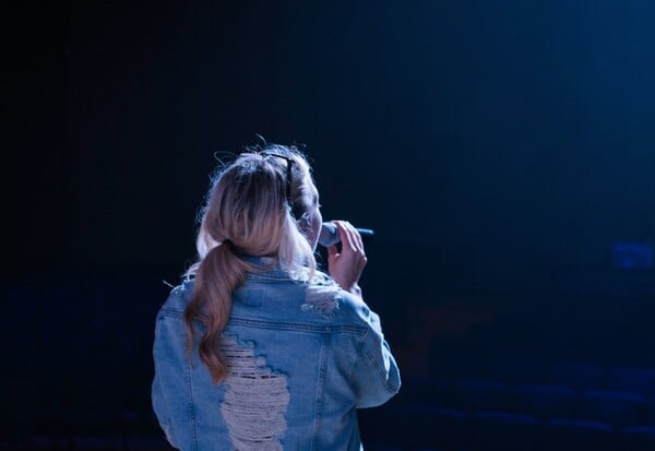ΤΡΑΓΟΥΔΙΣΤΡΙΑ ΣΥΛΛΗΨΗ ΚΟΛΩΝΑΚΙ ΜΕΘΥΣΜΕΝΗ ΟΔΗΓΗΣΗ