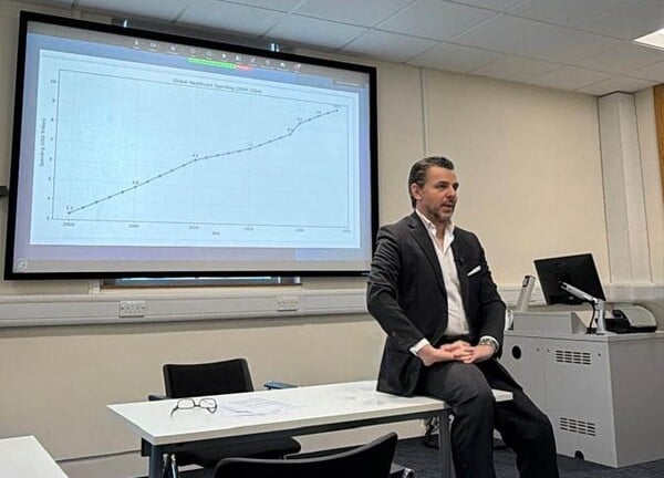 Ο Πρόεδρος του Ομίλου Ιατρικού Αθηνών έδωσε διάλεξη στο Πανεπιστήμιο του Cambridge