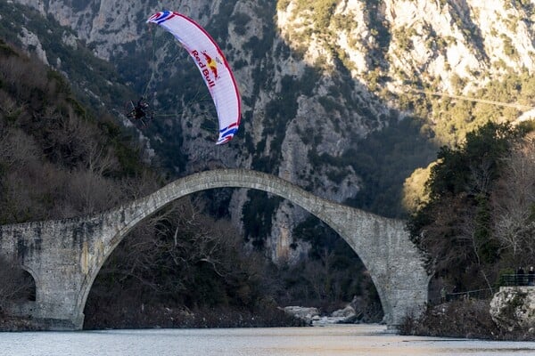Απίστευτο αεροβατικό trick στο Γεφύρι της Πλάκας