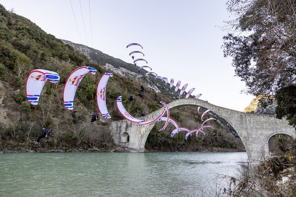 Απίστευτο αεροβατικό trick στο Γεφύρι της Πλάκας