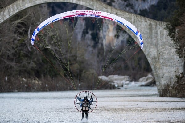 Απίστευτο αεροβατικό trick στο Γεφύρι της Πλάκας