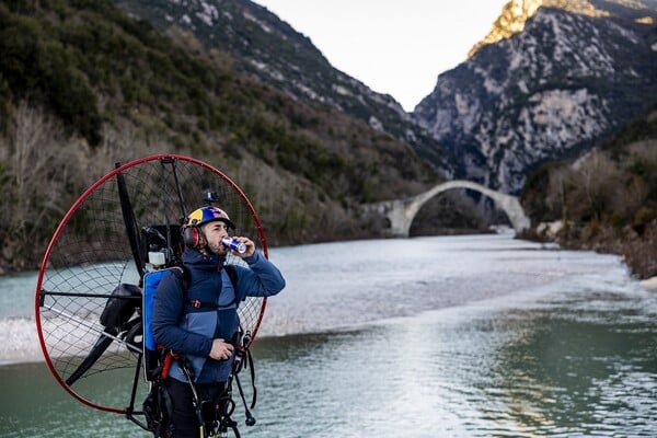 Απίστευτο αεροβατικό trick στο Γεφύρι της Πλάκας