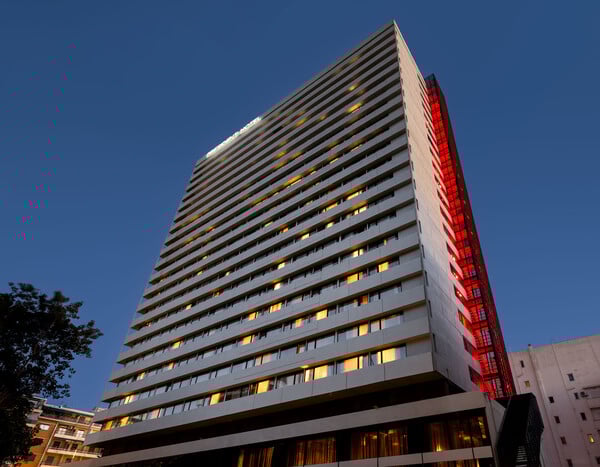 Το President Hotel Athens αποκαλύπτει την ανανεωμένη εξωτερική κλίμακα πυρασφάλειας με την υπογραφή του Minos Digenis Arquitectos