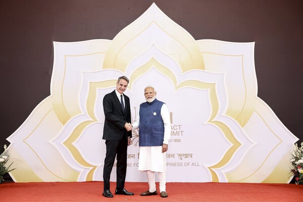 ΚΥΡΙΑΚΟΣ ΜΗΤΣΟΤΑΚΗΣ ΙΝΔΙΑ ΝΑΡΕΝΤΡΑ ΜΟΝΤΙ