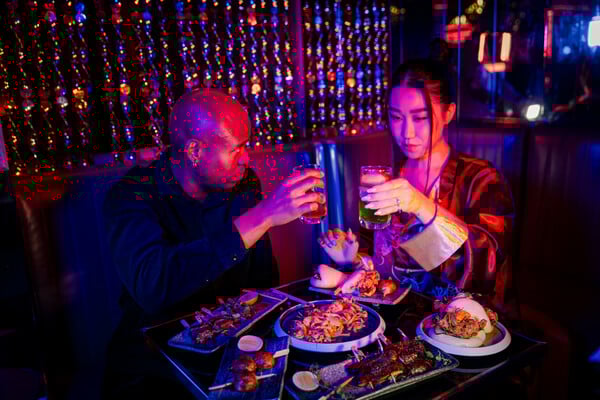 Ghost Sake Bar: Το πιο θελκτικό «φάντασμα κάτω από την πιο θορυβώδη πλατεία 