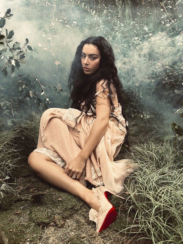 Τα Ανεμοδαρμένα Ύψη της Charli XCX