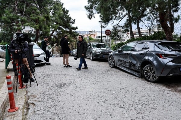 ΚΟΛΩΝΑΚΙ ΤΡΑΓΟΥΔΙΣΤΡΙΑ ΟΧΗΜΑΤΑ