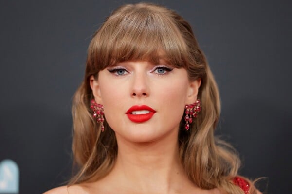 TAYLOR SWIFT ΠΩΛΗΣΕΙΣ ΚΑΛΛΙΤΕΧΝΙΣ