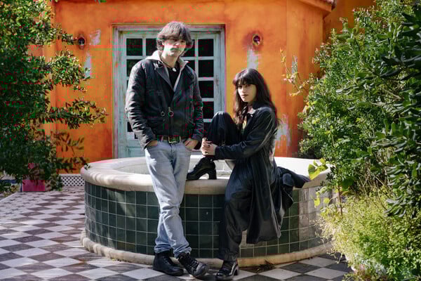 Οι Vina kai Johny σε προκαλούν να χορέψεις με πανκ ποίηση