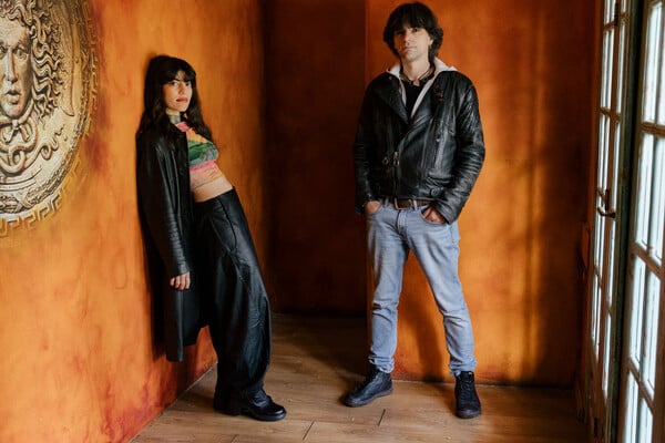 Οι Vina kai Johny σε προκαλούν να χορέψεις με πανκ ποίηση