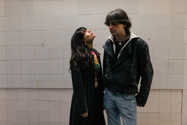 Οι Vina kai Johny σε προκαλούν να χορέψεις με πανκ ποίηση