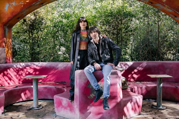 Οι Vina kai Johny σε προκαλούν να χορέψεις με πανκ ποίηση