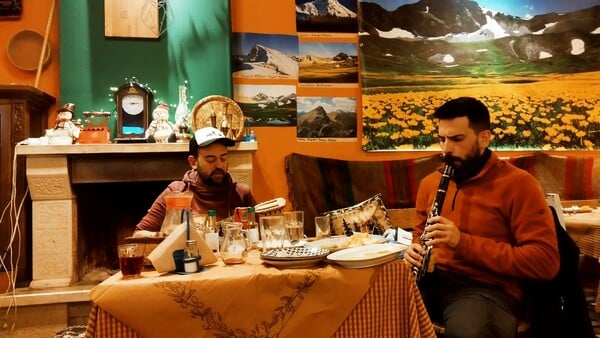 «Θα πρέπει να γίνεις μέρος της φύσης και του βουνού, ένα αγρίμι, με την καλή έννοια, για να επιβιώσεις εδώ πάνω»