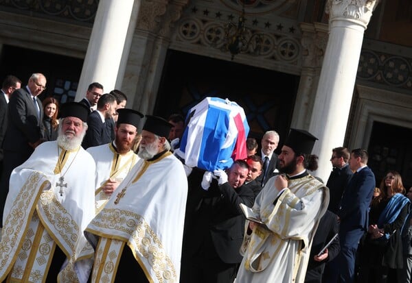 ΕΛΕΝΗ ΓΛΥΚΑΤΖΗ ΑΡΒΕΛΕΡ ΣΗΜΕΙΩΜΑ ΜΗΤΣΟΤΑΚΗ ΕΠΙΚΗΔΕΙΟΙ