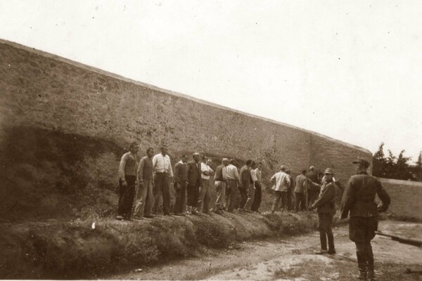 Καισαριανή: Δρομολογούνται διαδικασίες από το ΥΠΠΟ για τις φωτογραφίες με τους 200 εκτελεσθέντες - Τι λέει ο συλλέκτης που τις έχει