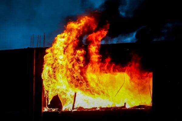 ΦΩΤΙΑ ΣΠΑΤΑ ΠΥΡΟΣΒΕΣΤΙΚΗ
