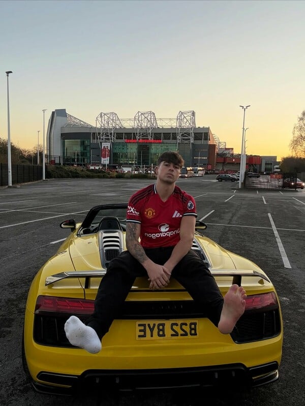 Να μη στέκεσαι ψηλά για να σε δουν, αλλά χαμηλά για να σε αγγίξουν/ ένα πολυποστ του Πάνου Μιχαήλ