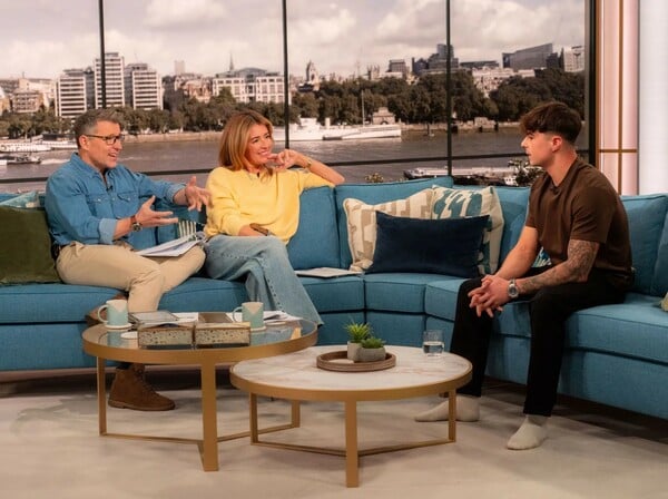 Να μη στέκεσαι ψηλά για να σε δουν, αλλά χαμηλά για να σε αγγίξουν/ ένα πολυποστ του Πάνου Μιχαήλ