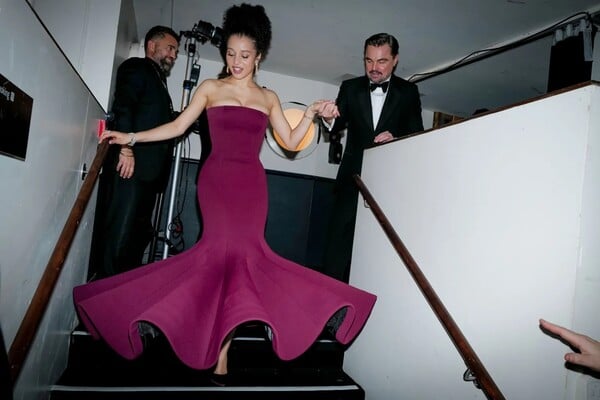 Οι σταρ στο κόκκινο χαλί των Baftas 2026: Πολ Μασκάλ, Λεονάρντο ντι Κάπριο, Τζέσι Μπάκλεϊ