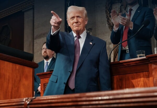 ΤΡΑΜΠ ΚΑΠΙΤΩΛΙΟ ΜΑΚΡΑ ΟΜΙΛΙΑ ΧΡΥΣΗ ΕΠΟΧΗ ΑΜΕΡΙΚΗ