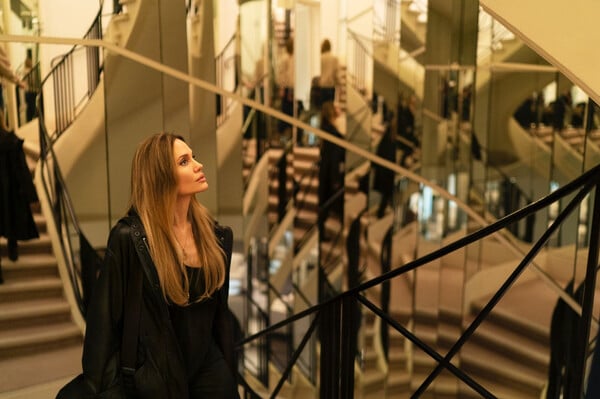 Παρίσι καλεί Χόλιγουντ, και οι σταρ προτιμούν Γαλλίδες πίσω από την κάμερα!