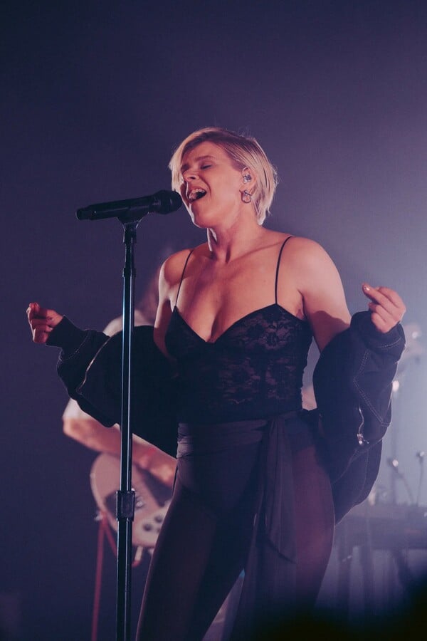 Η Robyn επιστρέφει με το Sexistential: επιθυμία, μοναξιά και η “mother” φάση της ποπ