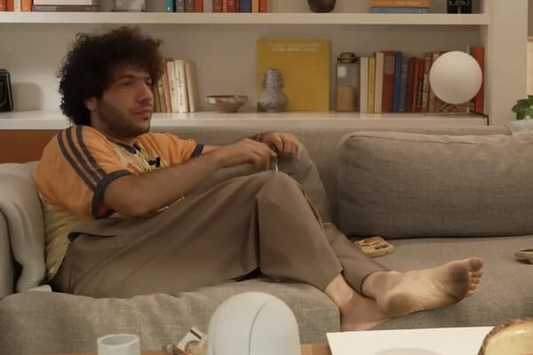 Benny Blanco: «Ωχ, δεν το έκανε!» - Εμφανίστηκε με βρώμικα πόδια σε podcast και οι χρήστες στα social αντέδρασαν