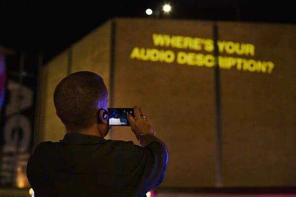 «Αφήστε με να μπω»: Καλλιτέχνης διαμαρτύρεται έξω από μεγάλα πολιτιστικά ιδρύματα που δεν είναι προσβάσιμα