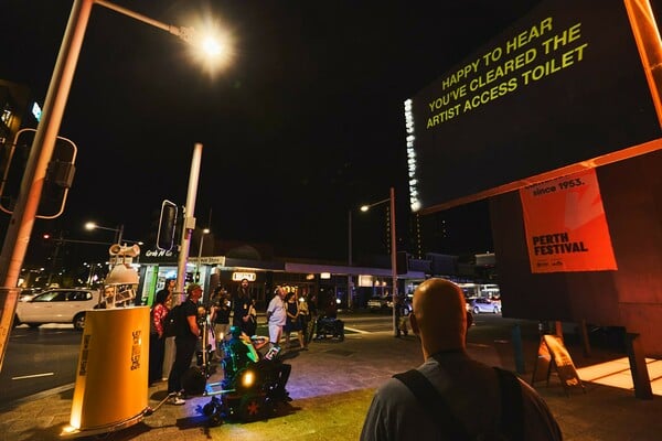 «Αφήστε με να μπω»: Καλλιτέχνης διαμαρτύρεται έξω από μεγάλα πολιτιστικά ιδρύματα που δεν είναι προσβάσιμα