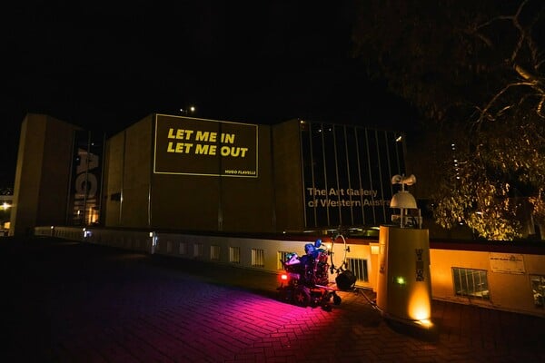 «Αφήστε με να μπω»: Καλλιτέχνης διαμαρτύρεται έξω από μεγάλα πολιτιστικά ιδρύματα που δεν είναι προσβάσιμα