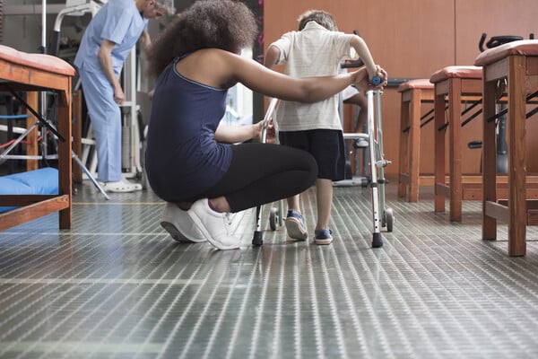 ΑμεΑ: Tι συμβαίνει πίσω από μια κλειστή πόρτα;/ ΑμεΑ: Πίσω από την κλειστή πόρτα της θεραπείας