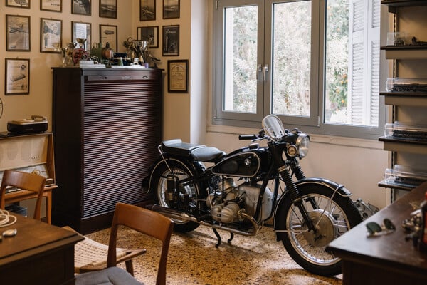 Ένα σπίτι με γάτες και μηχανές / Ένα σπίτι που νιαουρίζει και μαρσάρει