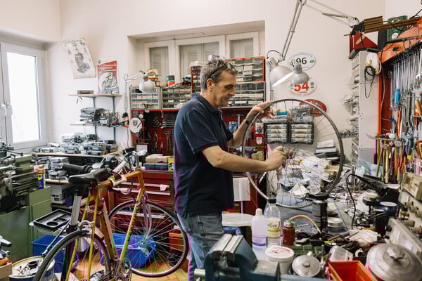 Ένα σπίτι με γάτες και μηχανές / Ένα σπίτι που νιαουρίζει και μαρσάρει