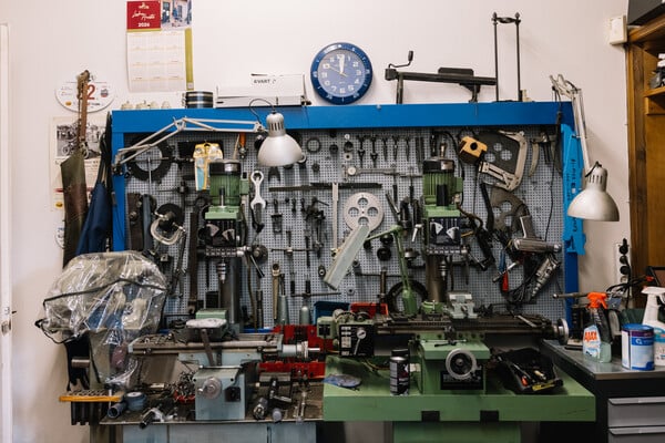 Ένα σπίτι με γάτες και μηχανές / Ένα σπίτι που νιαουρίζει και μαρσάρει