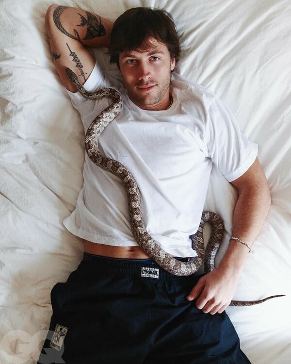 *Σαν φίδι πάνω στο δέρμα/ ένα πολυπόστ του Πάνου Μιχαήλ