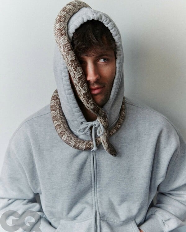 *Σαν φίδι πάνω στο δέρμα/ ένα πολυπόστ του Πάνου Μιχαήλ