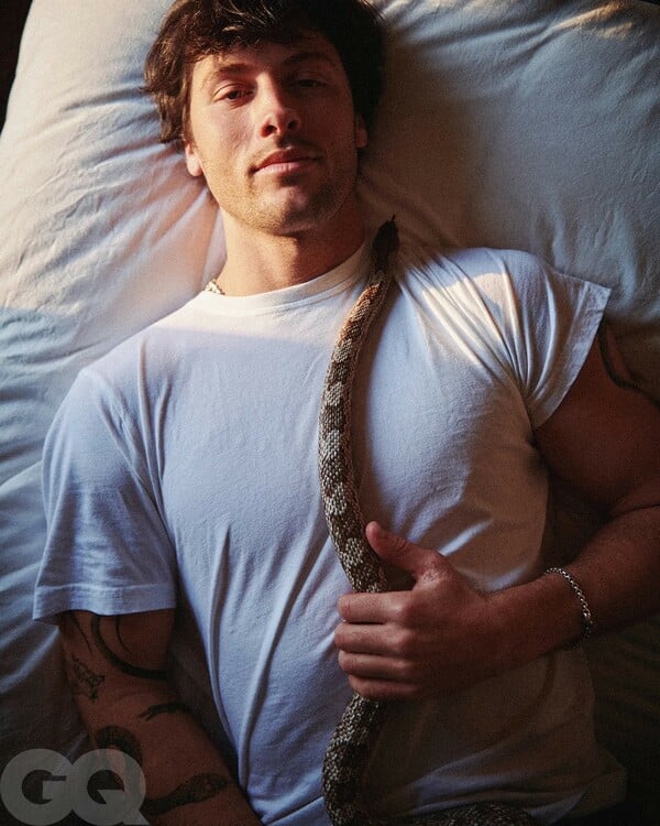 *Σαν φίδι πάνω στο δέρμα/ ένα πολυπόστ του Πάνου Μιχαήλ