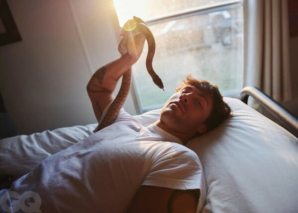 *Σαν φίδι πάνω στο δέρμα/ ένα πολυπόστ του Πάνου Μιχαήλ