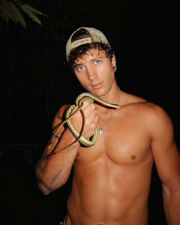 *Σαν φίδι πάνω στο δέρμα/ ένα πολυπόστ του Πάνου Μιχαήλ