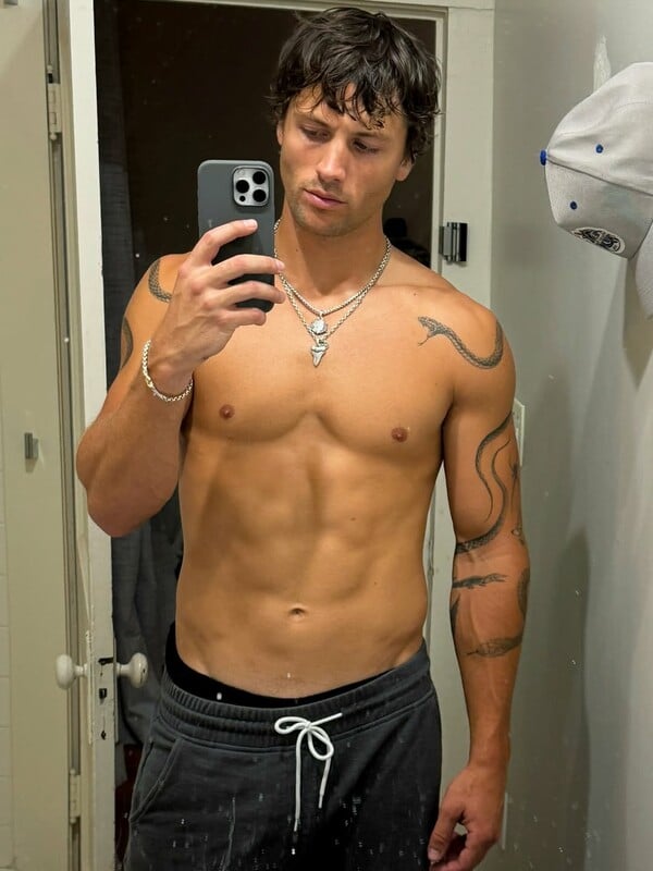 *Σαν φίδι πάνω στο δέρμα/ ένα πολυπόστ του Πάνου Μιχαήλ