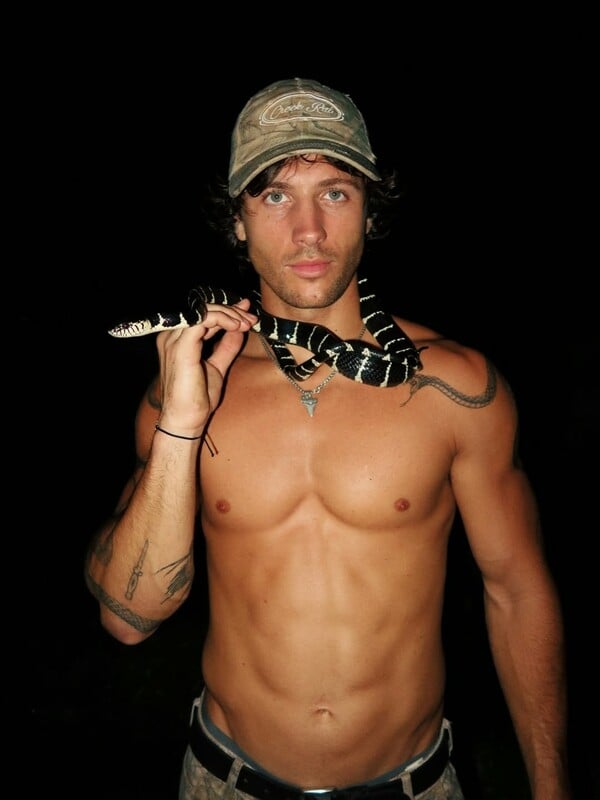 *Σαν φίδι πάνω στο δέρμα/ ένα πολυπόστ του Πάνου Μιχαήλ