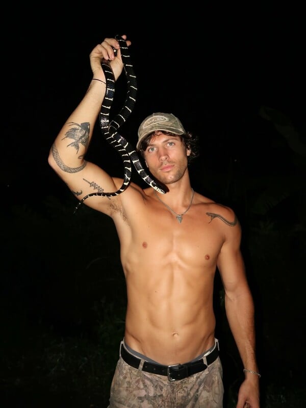 *Σαν φίδι πάνω στο δέρμα/ ένα πολυπόστ του Πάνου Μιχαήλ