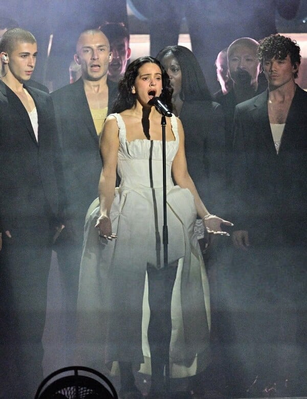 *Σαν φίδι πάνω στο δέρμα/ ένα πολυπόστ του Πάνου Μιχαήλ