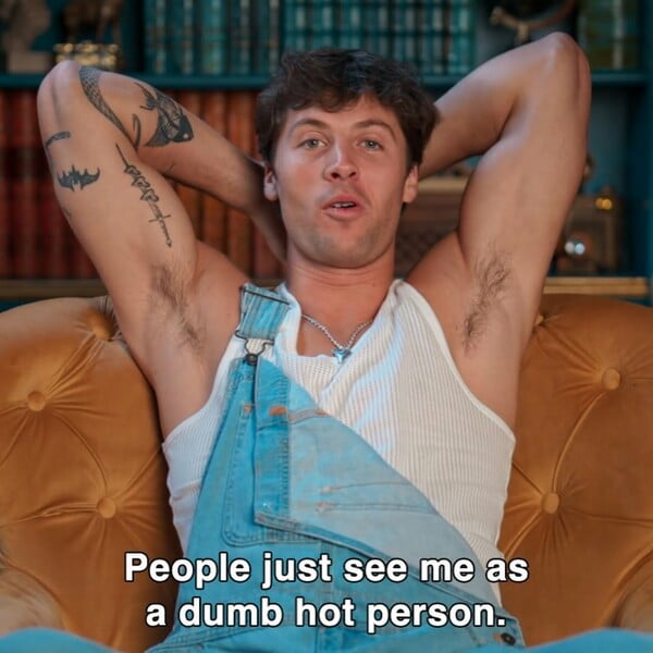 *Σαν φίδι πάνω στο δέρμα/ ένα πολυπόστ του Πάνου Μιχαήλ