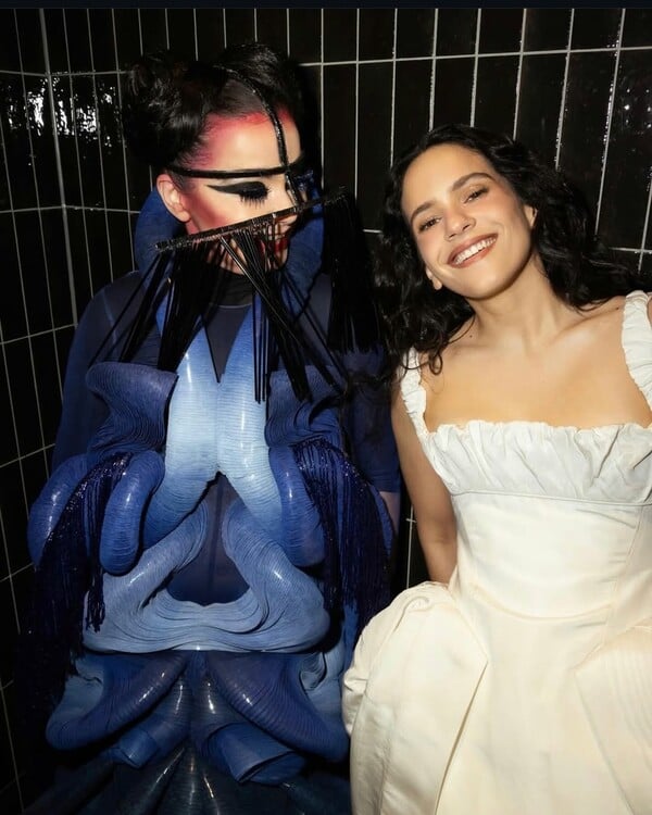 *Σαν φίδι πάνω στο δέρμα/ ένα πολυπόστ του Πάνου Μιχαήλ